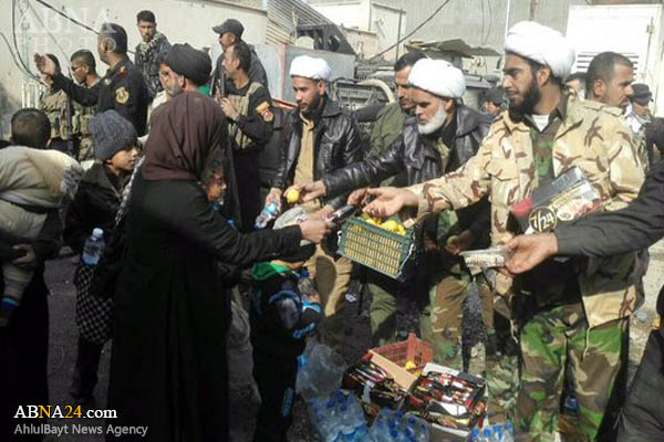 Ayatollah Sistani's staff aiding Ramadi residents after its liberation from ISIS 